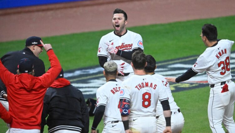 Guardians le arrebatan la victoria a Yankees en el Juego 3 de la Serie de Campeonato de la Liga Americana
