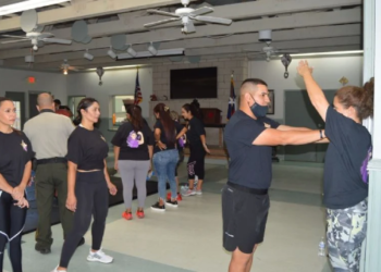 Invita Departamento del Sheriff a clase anual de defensa personal