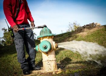 CONTINÚA EMERGENCIA SANITARIA Policía de Laredo toma control de hidrantes