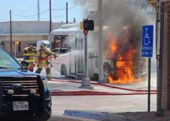 VAYA SUSTO Se incendia autobús, iban cinco a bordo