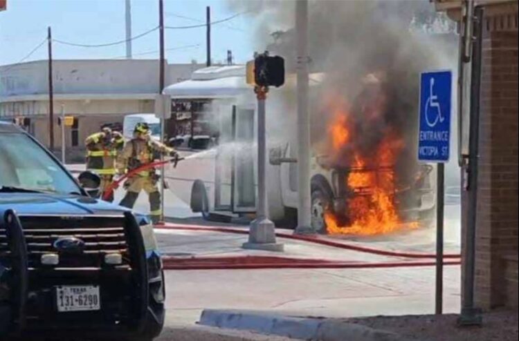 VAYA SUSTO Se incendia autobús, iban cinco a bordo