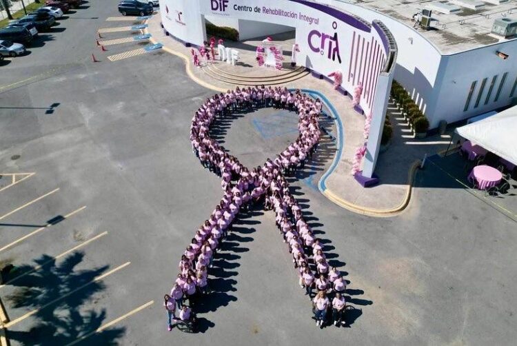 Se unen en Lazo Rosa Humano por mes de lucha contra cáncer de mama