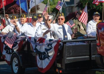 Honran a veteranos con un desfile y ceremonia