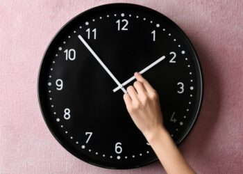 Este domingo, recuerda atrasar 1 hora el reloj