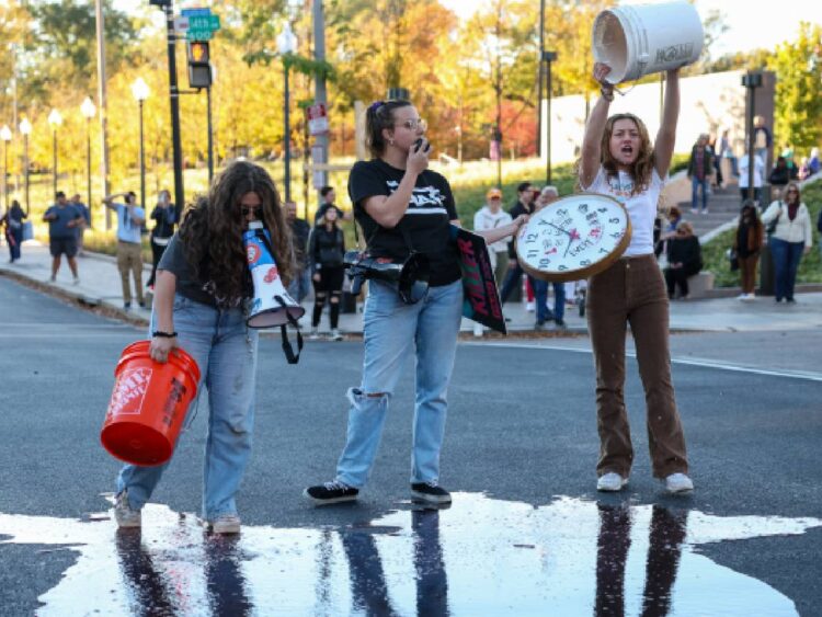 Miles de mujeres marchan en Washington en apoyo al aborto y a Kamala Harris