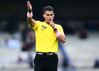 Árbitro sale escoltado tras polémico Toluca-León en el Nemesio Diez