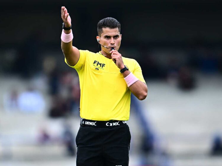 Árbitro sale escoltado tras polémico Toluca-León en el Nemesio Diez