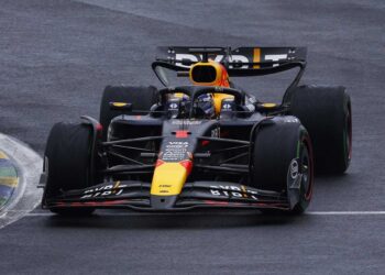 Verstappen se impone en Brasil tras épica remontada; ‘Checo’ se queda sin puntos