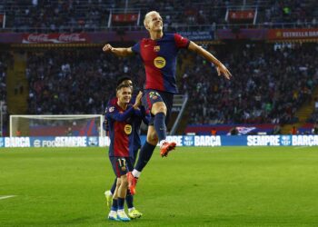 Barcelona vence al Espanyol y afianza su liderato en LaLiga