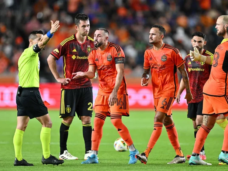 Houston Dynamo «corre» a Héctor Herrera tras polémica expulsión por escupir