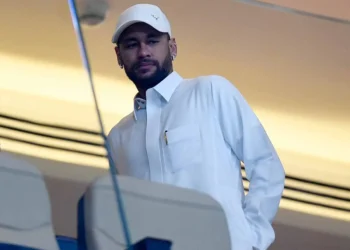 Aficionado roba anillo a Neymar mientras lo saludaba en partido del Al-Hilal