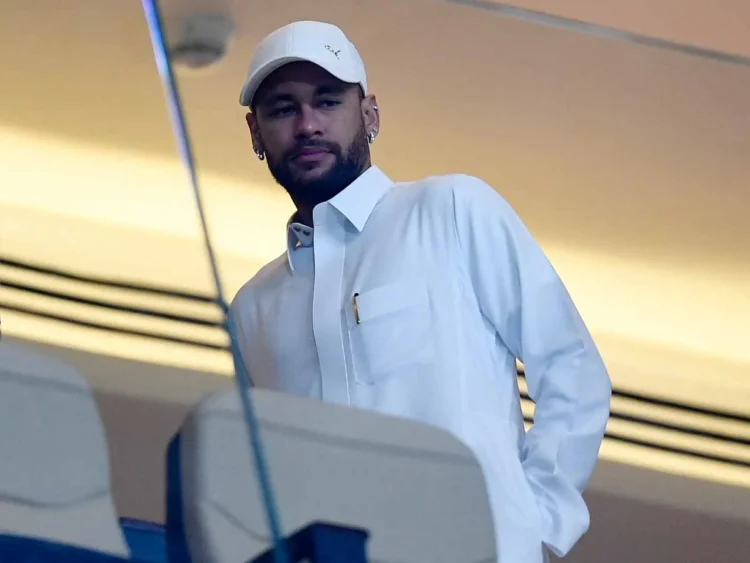 Aficionado roba anillo a Neymar mientras lo saludaba en partido del Al-Hilal