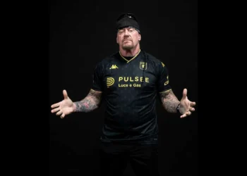 The Undertaker sorprende al modelar el nuevo jersey del Génova