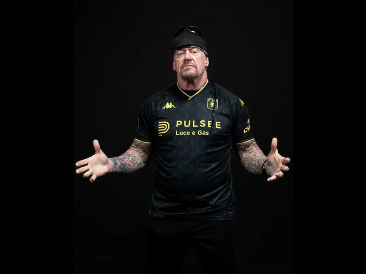 The Undertaker sorprende al modelar el nuevo jersey del Génova
