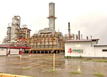 Pemex simplifica pago de impuestos y adopta plan de austeridad