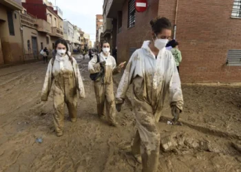 Jóvenes valencianos rompen estereotipos con ayuda en inundaciones