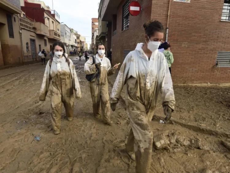Jóvenes valencianos rompen estereotipos con ayuda en inundaciones