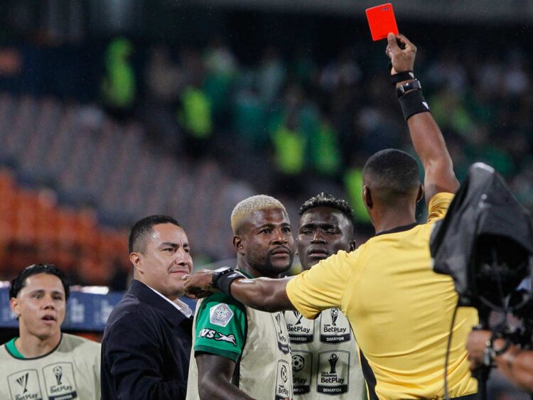 Retiran sanción al técnico mexicano Efraín Juárez