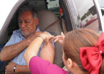 Ciudadanía aprovecha vacunación contra la influenza en Drive Thru