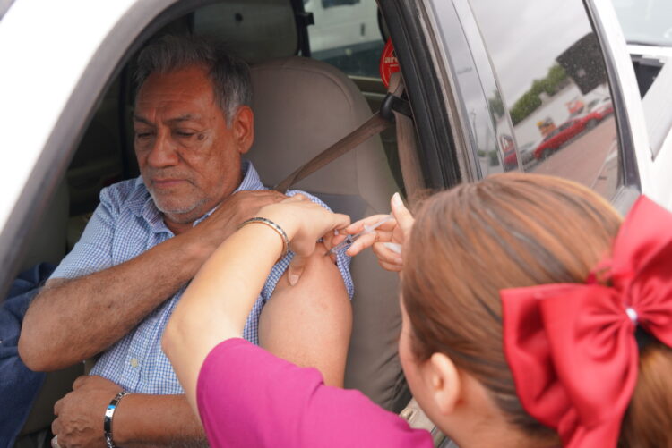 Ciudadanía aprovecha vacunación contra la influenza en Drive Thru
