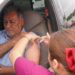 Ciudadanía aprovecha vacunación contra la influenza en Drive Thru