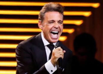 Luis Miguel se molesta por fallas de audio en su concierto en Toluca