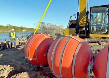 EN TEXAS Refuerzan el muro flotante en río Bravo