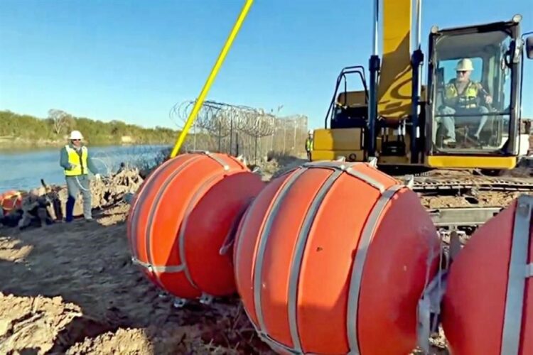 EN TEXAS Refuerzan el muro flotante en río Bravo