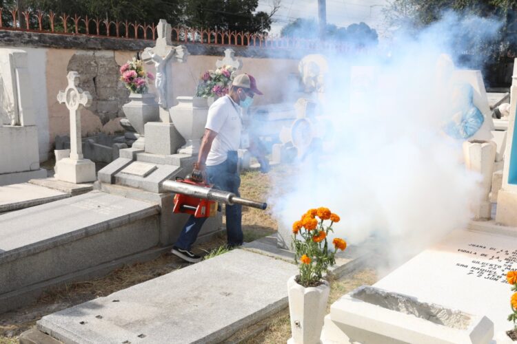 Panteones limpios y fumigados para recibir a visitantes el Día de Muertos