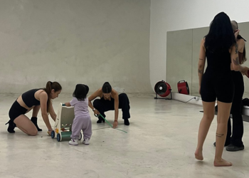 Cazzu ensaya junto a su hija Inti: prepara su esperado regreso a los escenarios