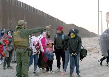 ASESORES DE TRUMP Analizan plan nacional de deportación masiva