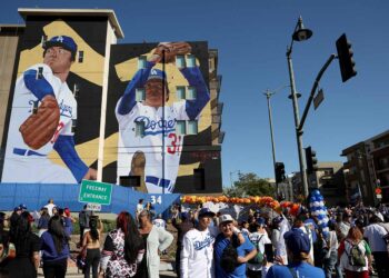 Familiares y seguidores dan emotivo último adiós a Fernando Valenzuela en Los Ángeles