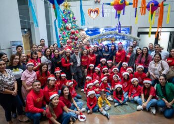 Preside rector encendido del pino navideño Familia UAT