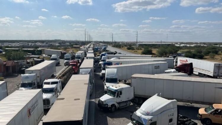 Manifestantes bloquean los accesos al Puente III