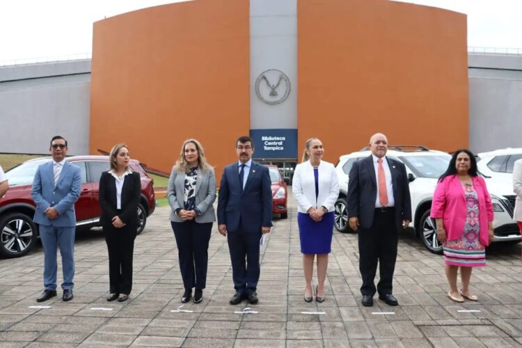 Entrega Rector de la UAT Dámaso vehículos a facultades de zona sur