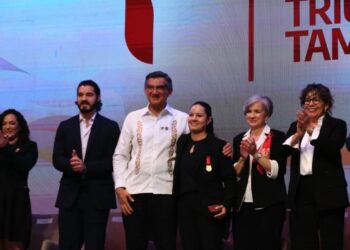 AMÉRICO VILLARREAL Premia a talentosos jóvenes y deportistas tamaulipecos
