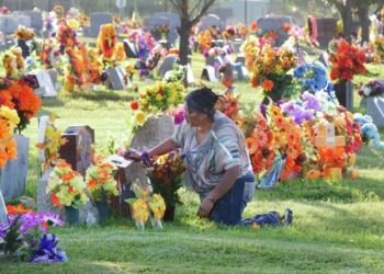Celebrarán laredenses el ‘Día de todos los Santos’