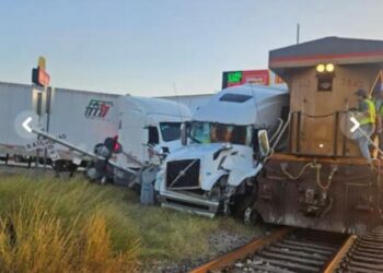 Arrastra tren dos tráiler en la entrada de Unitec