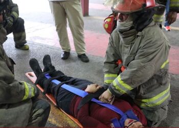 Capacitan cuerpo de Bomberos en rescate en situación de incendio