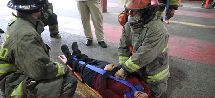 Capacitan cuerpo de Bomberos en rescate en situación de incendio