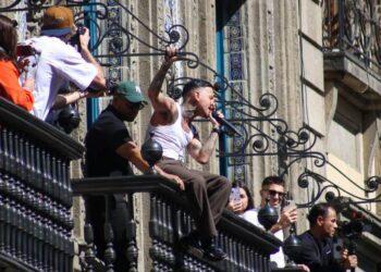 Rauw Alejandro sorprende con concierto improvisado en el Centro Histórico