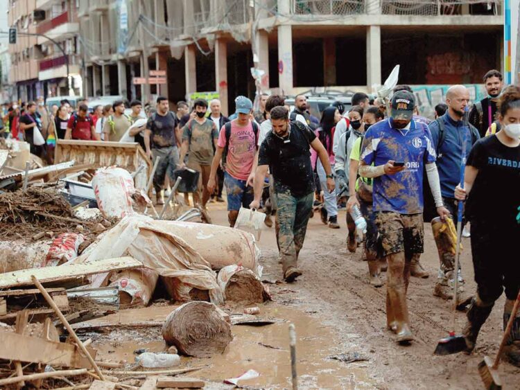 Miles llegan a Valencia para limpiar la devastación por las inundaciones