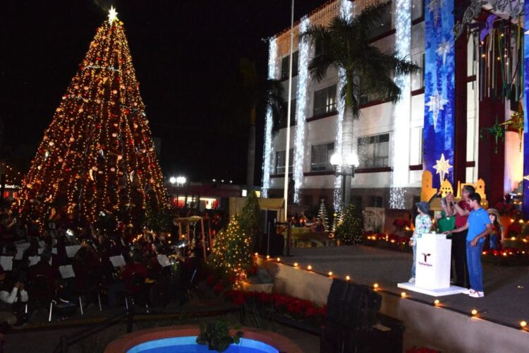 Encienden Américo y María monumental pino navideño