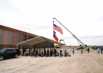 Trump impulsa ranchos en Texas para retener migrantes