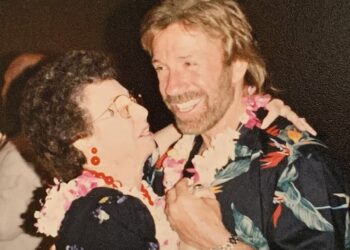 Chuck Norris despide a su madre con emotivo mensaje