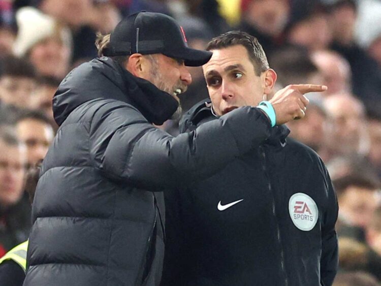 Árbitro de la Premier League es despedido tras polémico video insultando a Jürgen Klopp