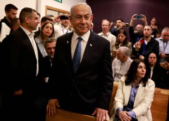 Netanyahu testifica en juicio por corrupción y denuncia persecución política
