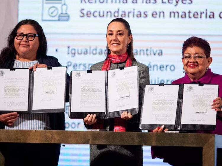 Sheinbaum firma decreto para reforzar la igualdad sustantiva de las mujeres
