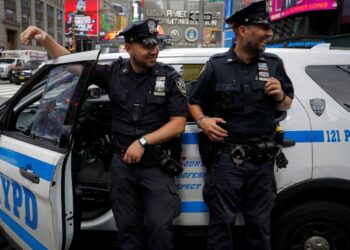 Unidad de la policía de Nueva York realizaba arrestos ilegales y ‘cateos’ sin ropa