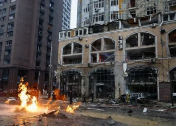 Ataque ruso en Kiev daña embajadas y deja un muerto